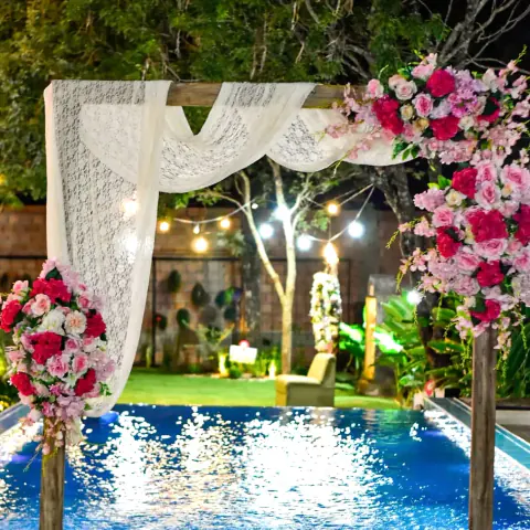 Arco de flores sobre la piscina, de noche