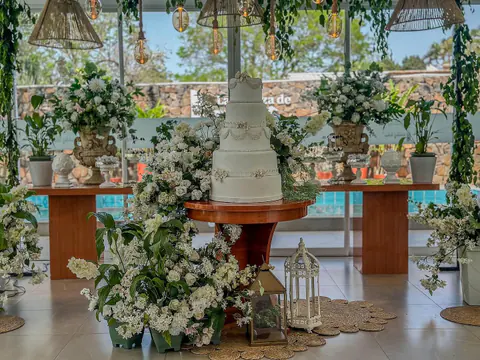 Mesa de boda de estilo boho con lámparas de fibra