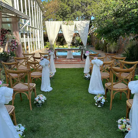 Ceremonia de día en el jardín, frente a la piscina