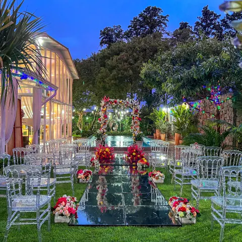 Ceremonia al anochecer en el jardín, con pasarela de espejo