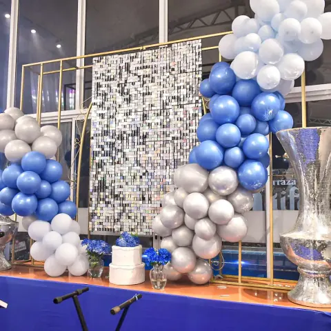 Escenario armado para una cena de empresa