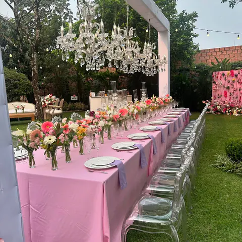 Mesa larga en el jardín bajo arañas de cristal