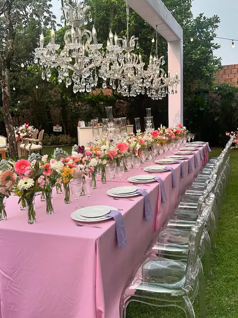 Mesa larga en el jardín bajo arañas de cristal, para un lanzamiento
