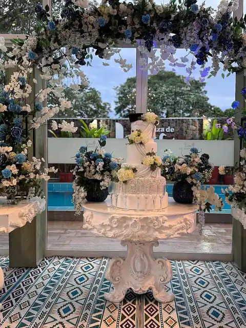Mesas blancas y arco de flores para una noche de graduación