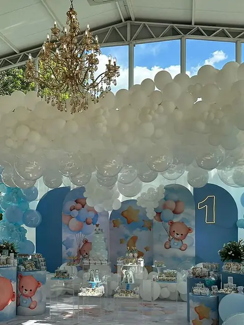 Primer añito con globos celestes y blancos en el salón vidriado