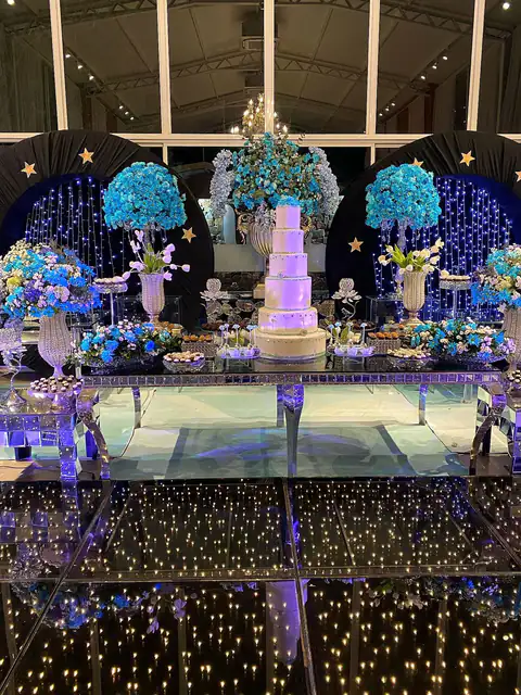 Salón armado para una fiesta de quince años, con flores azules