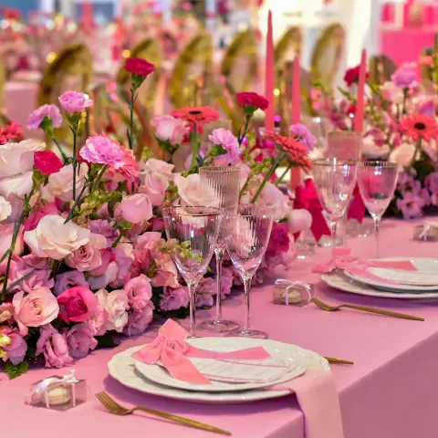 Centro de mesa con rosas y claveles
