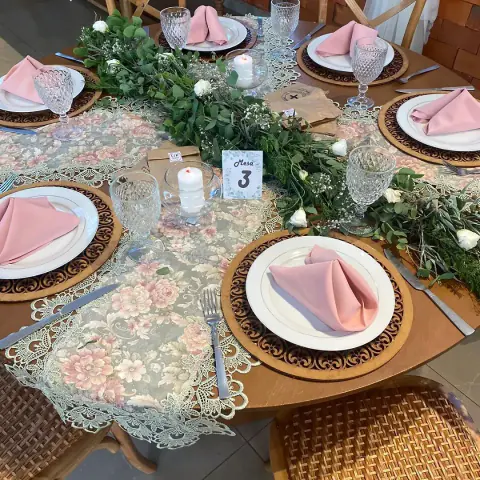 Mesa de invitados con servilletas rosas