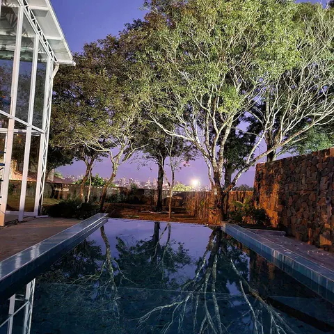 La piscina a la hora azul, con las luces de la ciudad al fondo