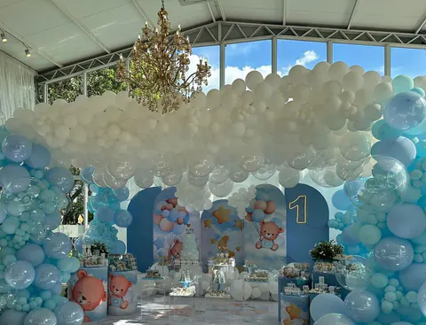 Primer añito con nube de globos en el salón