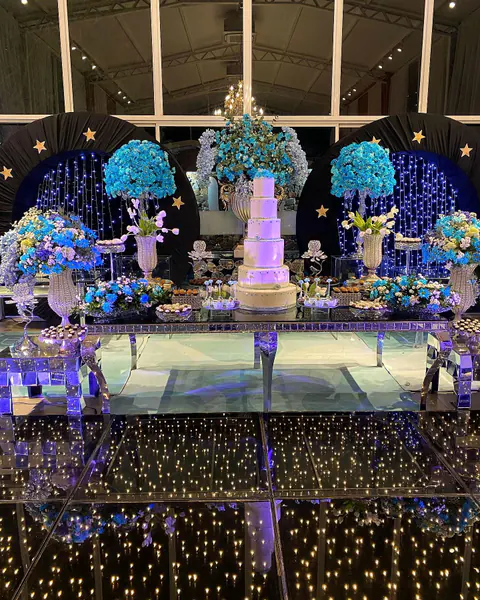Fiesta de quince años con flores azules y pista de luces