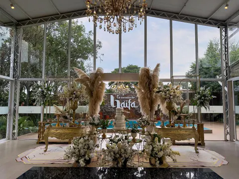 El Salón Valentina de día, con la araña de cristal y la mesa principal