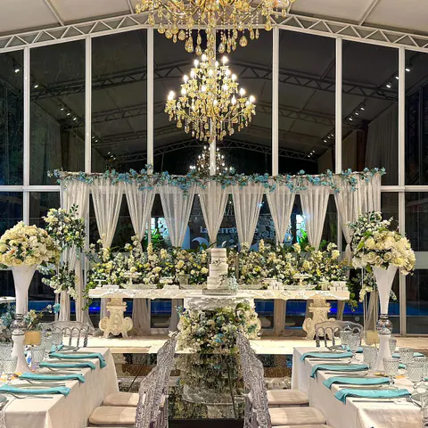 El salón de noche, armado para una boda, con dos arañas encendidas