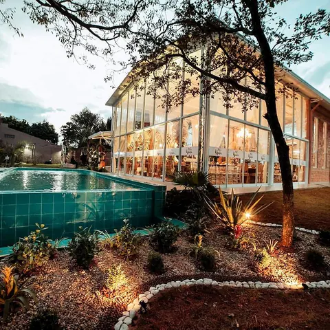 El salón iluminado visto desde la piscina
