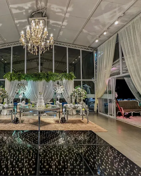 El salón de noche, con la araña encendida y la pista de luces