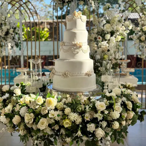 Torta de bodas de cinco pisos con rosas blancas